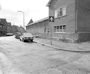 880536 Gezicht op de Mr. Aeneas Mackayschool (Bisschopsplein 8) te Utrecht, met links de St. Lugerusstraat.